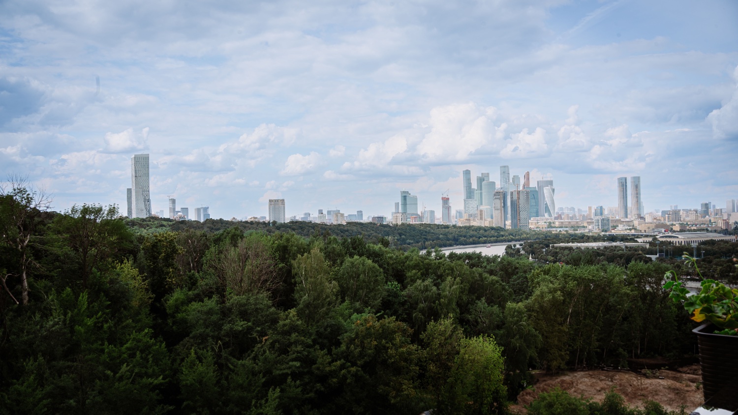 Вид с веранды на реку, парк и башни делового центра Москвы